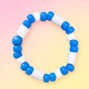 Bracelet anti-moustique naturel Itsas Urdina en perles bleues et blanches avec perles céramiques EM®, création artisanale française PEPS4PETS® fabriquée à la main à Bayonne.
