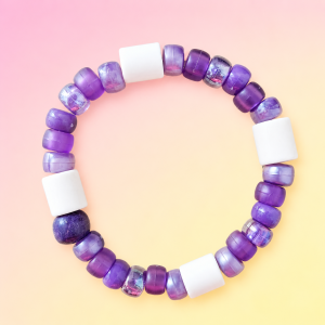 Bracelet anti-moustique naturel Izpiliku en perles violettes et lilas avec perles céramiques EM®, création artisanale française PEPS4PETS® fabriquée à la main à Bayonne.