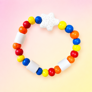 Bracelet anti-moustique naturel Eguzki Izarra en perles céramiques EM® multicolores avec étoile blanche en pierre de lave, création artisanale française PEPS4PETS® fabriquée à la main à Bayonne.