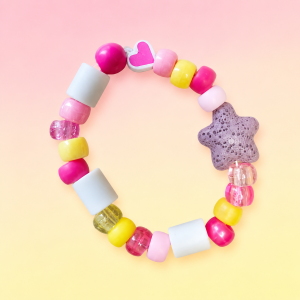 Bracelet anti-moustique naturel Izarra Peps en perles roses, jaunes et blanches avec étoile mauve en pierre de lave et perles céramiques EM®, création artisanale française PEPS4PETS® fabriquée à la main à Bayonne.