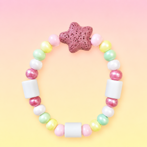 Texte ALT : Bracelet anti-moustique naturel Izarra Pastel en perles roses, vert d'eau, jaunes et blanches avec étoile rose en pierre de lave et perles céramiques EM®, création artisanale française PEPS4PETS® fabriquée à la main à Bayonne.