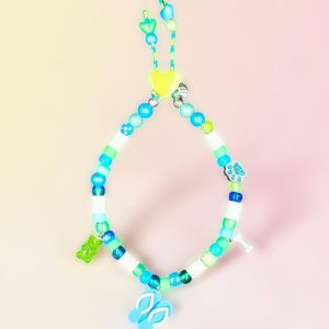 Collier surf pour chien Koko Surf en perles céramiques EM, création artisanale PEPS4PETS®, avec breloques tongs, ourson, os et empreinte, perles bleu lagon, turquoise, vert d'eau, jaunes et blanches, monté sur une paracorde de 2 mm et fabriqué à la main à Bayonne.