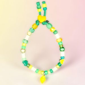 Collier citron pour chien Limoia en perles céramiques EM, création artisanale PEPS4PETS®, avec pendentif citron, petits cœurs décoratifs, perles vert émeraude, vert menthe, jaune citron, blanches et nacrées, monté sur une paracorde de 4 mm et fabriqué à la main à Bayonne.