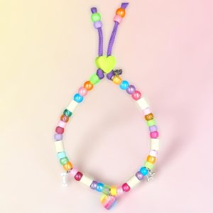 Collier arc-en-ciel pour chien Ortzadarra en perles céramiques EM, création artisanale PEPS4PETS®, avec cœur multicolore, breloques os et pattes, couleurs rose, bleu, vert, jaune, orange et violet, monté sur une paracorde de 4 mm et fabriqué à la main à Bayonne.