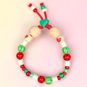 Collier pastèque pour chien Sandia en perles céramiques EM, création artisanale PEPS4PETS®, avec perles rouges, vertes et blanches inspirées de la pastèque, monté sur une paracorde de 4 mm et fabriqué à la main à Bayonne.