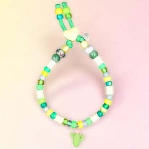 Collier cactus pour chien Cactus Berdera en perles céramiques EM, création artisanale PEPS4PETS®, avec pendentif cactus, cœur décoratif, perles vert sauge, vert menthe, vert émeraude, jaune citron, blanches et grises, monté sur une paracorde de 4 mm et fabriqué à la main à Bayonne.
