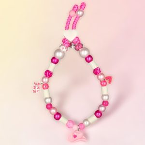 Collier cow-girl pour chien Cow Boy Girl en perles céramiques EM, création artisanale PEPS4PETS®, avec breloque chapeau de cow-girl, cœur, pendentif Girl Power, nuances de rose, blanc nacré et fuchsia, monté sur une paracorde de 4 mm et fabriqué à la main à Bayonne.