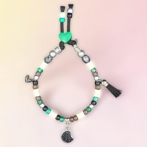 Collier Oreo pour chien en perles céramiques EM, création artisanale PEPS4PETS®, avec breloque biscuit Oreo, pompon noir, perles vert émeraude, grises, chocolat et argent, monté sur une paracorde de 4 mm et fabriqué à la main à Bayonne.