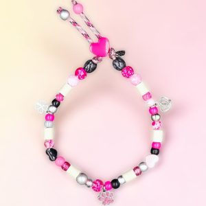 Collier porte-bonheur pour chien Queen Lucky Paw en perles céramiques EM, création artisanale PEPS4PETS®, avec patte scintillante, trèfle porte-bonheur, cœurs décoratifs, nuances de rose fuchsia, rose pastel, noir, blanc et argent, monté sur une paracorde de 4 mm et fabriqué à la main à Bayonne.