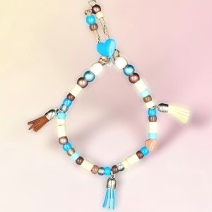 Collier pompon bleu pour chien Urdina Pompon en perles céramiques EM, création artisanale PEPS4PETS®, avec pompons décoratifs, cœur bleu, nuances bleu turquoise, beige, crème et chocolat, monté sur une paracorde de 4 mm et fabriqué à la main à Bayonne.