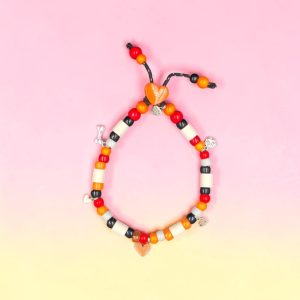 Collier cœur pour chien Cœur Laranja en perles céramiques EM, création artisanale PEPS4PETS®, avec perles orange, rouges, noires et blanches, cœur décoratif, monté sur une paracorde de 2 mm et fabriqué à la main à Bayonne.
