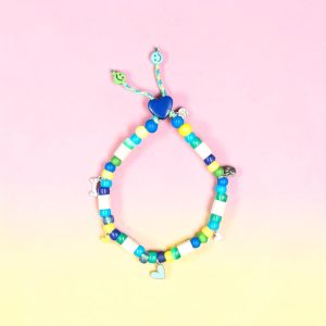 Collier cœur pour chien Cœur Urdina en perles céramiques EM, création artisanale PEPS4PETS®, avec perles bleues, turquoise, vertes et jaunes, cœur décoratif, monté sur une paracorde de 2 mm et fabriqué à la main à Bayonne.