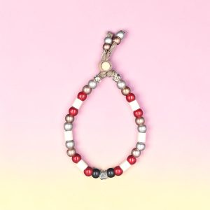 Collier chic pour chien Iluna Chic en perles céramiques EM, création artisanale PEPS4PETS®, avec perles noires, rouges, argentées et bronze, monté sur une paracorde de 4 mm et fabriqué à la main à Bayonne.