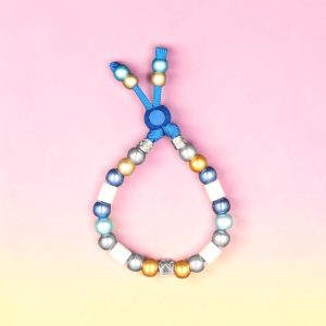Collier chic pour chien Urdina Chic en perles céramiques EM, création artisanale PEPS4PETS®, avec perles bleues, blanches, argentées et dorées, monté sur une paracorde de 4 mm et fabriqué à la main à Bayonne.