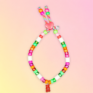 Collier ourson pour chien Nounours Laranja en perles céramiques EM, création artisanale PEPS4PETS®, avec pendentif petit ourson, perles rose, orange, vert et blanches, monté sur une paracorde de 4 mm et fabriqué à la main à Bayonne.