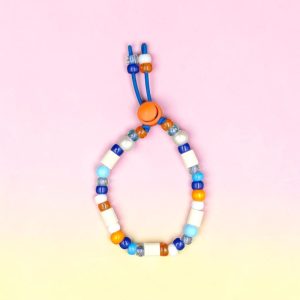 Collier nature pour chat Anglet en perles céramiques EM, création artisanale PEPS4PETS®, avec perles bleu océan, bleu ciel, orange, blanches et nacrées, monté sur un élastique de sécurité et fabriqué à la main à Bayonne.