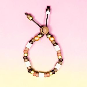 Collier nature pour chat Biarritz en perles céramiques EM, création artisanale PEPS4PETS®, avec perles beige, chocolat, crème et dorées, monté sur un élastique de sécurité et fabriqué à la main à Bayonne.