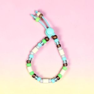 Collier nature pour chat Bayonne en perles céramiques EM, création artisanale PEPS4PETS®, avec perles turquoise, vert tendre, gris perle, chocolat et blanches, monté sur un élastique de sécurité et fabriqué à la main à Bayonne.