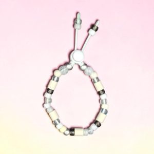 Collier nature pour chat Ciboure en perles céramiques EM, création artisanale PEPS4PETS®, avec perles blanches, gris perle, argentées et noires, monté sur un élastique de sécurité et fabriqué à la main à Bayonne.