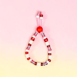 Collier nature pour chat Espelette en perles céramiques EM, création artisanale PEPS4PETS®, avec perles rouges, rose tendre, blanches et argentées, monté sur un élastique de sécurité et fabriqué à la main à Bayonne.