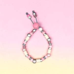 Collier nature pour chat Guéthary en perles céramiques EM, création artisanale PEPS4PETS®, avec perles rose poudré, gris perle, blanches et argentées, monté sur un élastique de sécurité et fabriqué à la main à Bayonne.