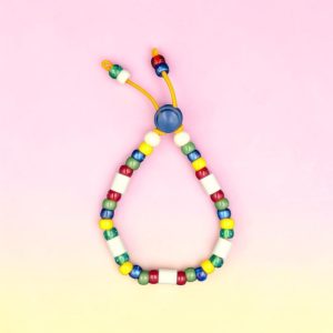 Collier nature pour chat Hendaye en perles céramiques EM, création artisanale PEPS4PETS®, avec perles bleues, rouges, vertes, jaunes et blanches, monté sur un élastique de sécurité et fabriqué à la main à Bayonne