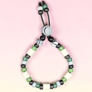 Collier antiparasitaire naturel pour chat Labenne en perles céramiques EM, création artisanale PEPS4PETS®, avec perles vert tendre, gris perle, noir et blanc, monté sur un élastique de sécurité et fabriqué à la main à Bayonne