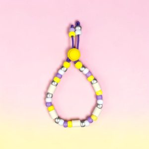 Collier nature pour chat Saint-Jean-de-Luz en perles céramiques EM, création artisanale PEPS4PETS®, avec perles jaunes, violettes, blanches et argentées, monté sur un élastique de sécurité et fabriqué à la main à Bayonne.