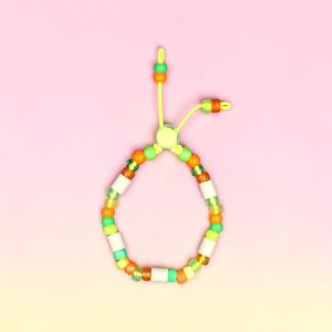 Collier nature pour chat Bidart en perles céramiques EM, création artisanale PEPS4PETS®, avec perles vert anis, jaunes, orange et blanches, monté sur un élastique de sécurité et fabriqué à la main à Bayonne.