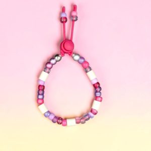 Collier nature pour chat Capbreton en perles céramiques EM, création artisanale PEPS4PETS®, avec perles rose, lilas, blanches et argentées, monté sur un élastique de sécurité et fabriqué à la main à Bayonne.