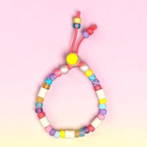 Collier nature pour chat Hossegor en perles céramiques EM, création artisanale PEPS4PETS®, avec perles rose, jaunes, bleu ciel, lilas et blanches, monté sur un élastique de sécurité et fabriqué à la main à Bayonne.