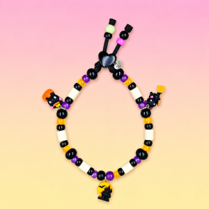Collier Halloween pour chien Gaua en perles céramiques EM, création artisanale PEPS4PETS®, avec perles noires, violettes, orange et blanches, chats noirs, fantômes, scène de lune, perles phosphorescentes autour des perles céramiques EM, monté sur une paracorde de 4 mm et fabriqué à la main à Bayonne.