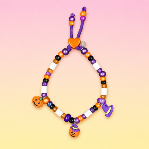 Collier Halloween pour chien Kalabaza en perles céramiques EM et perles phosphorescentes, création artisanale française avec citrouilles, chapeau de sorcière et couleurs orange, violet, noir et blanc par Peps4Pets.