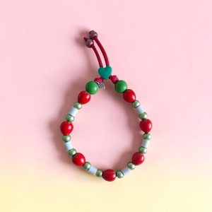 Collier fraise pour chien Marrubi en perles céramiques EM, création artisanale PEPS4PETS®, avec perles rouges et vertes inspirées des fraises, monté sur une paracorde de 4 mm et fabriqué à la main à Bayonne.