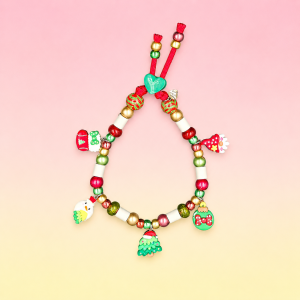 Collier de Noël pour chien Eguberri en perles céramiques EM, création artisanale PEPS4PETS®, avec perles rouges, blanches et vertes, sapin décoré, bonnet du Père Noël, gant, rouge-gorge et boule de Noël décoratifs, monté sur une paracorde de 4 mm et fabriqué à la main à Bayonne.