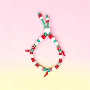 Collier Pays Basque pour chien Baiona en perles céramiques EM, création artisanale PEPS4PETS®, avec perles rouges, vertes et blanches, breloques piments basques, monté sur une paracorde de 4 mm et fabriqué à la main à Bayonne.