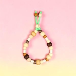 Collier forêt pour chien Basoko Bidaia en perles céramiques EM, création artisanale PEPS4PETS®, avec perles aux nuances bois, beige, crème et marron, monté sur une paracorde de 4 mm et fabriqué à la main à Bayonne.