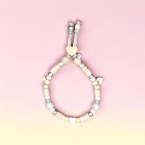 Collier mariage pour chien Ezkontza en perles céramiques EM, création artisanale PEPS4PETS®, avec perles blanches, ivoire et argent, petits cœurs décoratifs, monté sur une paracorde de 4 mm et fabriqué à la main à Bayonne.