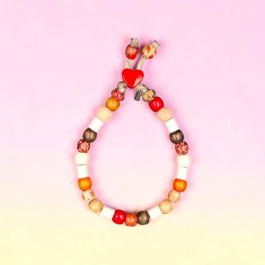 Collier forêt pour chien Gorri Basoa en perles céramiques EM, création artisanale PEPS4PETS®, avec perles rouge profond, terracotta, brun et beige naturel, monté sur une paracorde de 4 mm et fabriqué à la main à Bayonne.