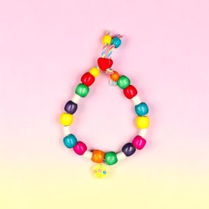 Collier coloré pour chien Goxoki Party en perles céramiques EM, création artisanale PEPS4PETS®, avec perles rouges, jaunes, vertes, bleues, violettes, oranges et roses, monté sur une paracorde de 4 mm et fabriqué à la main à Bayonne.