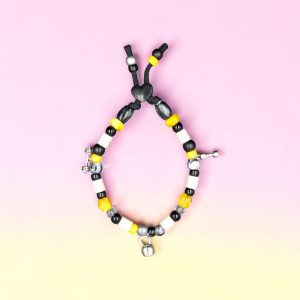 Collier sportif pour chien Doggy Hyroxe en perles céramiques EM, création artisanale PEPS4PETS®, avec perles noires, jaunes et argentées, breloques haltères et kettlebell, monté sur une paracorde de 4 mm et fabriqué à la main à Bayonne.
