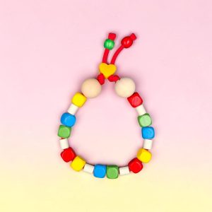 Collier en bois pour chien Jostailua en perles céramiques EM, création artisanale PEPS4PETS®, avec perles en bois naturel, perles rouges, bleues, jaunes et vertes, monté sur une paracorde de 4 mm et fabriqué à la main à Bayonne.