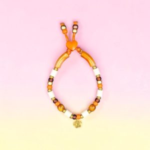 Collier couronne pour chien Koroa Urrea en perles céramiques EM, création artisanale PEPS4PETS®, avec perles orange, caramel, crème et dorées, breloque couronne, monté sur une paracorde de 4 mm et fabriqué à la main à Bayonne.