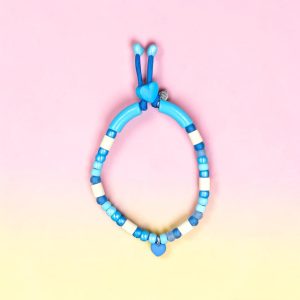 Collier bleu pour chien Maitasun Urdina en perles céramiques EM, création artisanale PEPS4PETS®, avec perles bleu profond, blanches et nacrées, monté sur une paracorde de 4 mm et fabriqué à la main à Bayonne.
