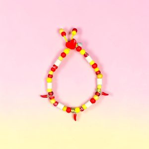 Collier piment pour chien Txiki Pika en perles céramiques EM, création artisanale PEPS4PETS®, avec perles rouges et jaunes, breloques piments, monté sur une paracorde de 2 mm et fabriqué à la main à Bayonne.