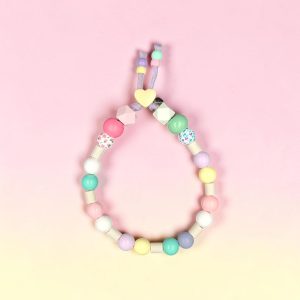 Collier pastel pour chien Uméa en perles céramiques EM, création artisanale PEPS4PETS®, avec perles rose poudré, vert d'eau, lilas, blanc et jaune tendre, monté sur une paracorde de 4 mm et fabriqué à la main à Bayonne.