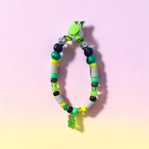 Collier ourson pour chien Berdea Hartz en perles céramiques EM, création artisanale PEPS4PETS®, avec perles vertes, jaunes, noires et blanches, ourson vert décoratif, monté sur une paracorde de 4 mm et fabriqué à la main à Bayonne.