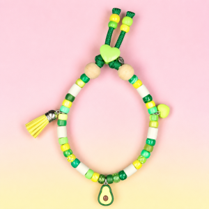 Collier avocat pour chien Abokatua en perles céramiques EM, création artisanale PEPS4PETS®, avec pendentif avocat, pompon assorti, cœur vert, perles vert tendre, vert émeraude, jaune citron, beige et blanches, monté sur une paracorde de 4 mm et fabriqué à la main à Bayonne.