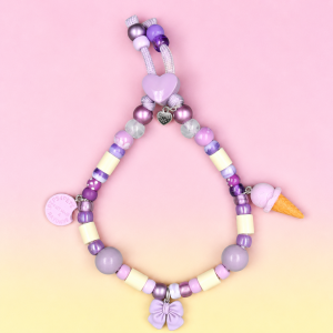 Collier gourmand pour chien Guimauve Violette en perles céramiques EM, création artisanale PEPS4PETS®, avec breloque glace, nœud décoratif, cœur lilas, nuances de violet, parme et blanc, monté sur une paracorde de 4 mm et fabriqué à la main à Bayonne.