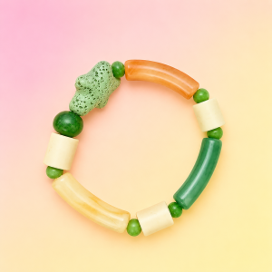 Bracelet anti-moustique naturel Basoko Eguzkia en perles vertes, ivoire et orangées avec étoile verte en pierre de lave et perles céramiques EM®, création artisanale française PEPS4PETS®.